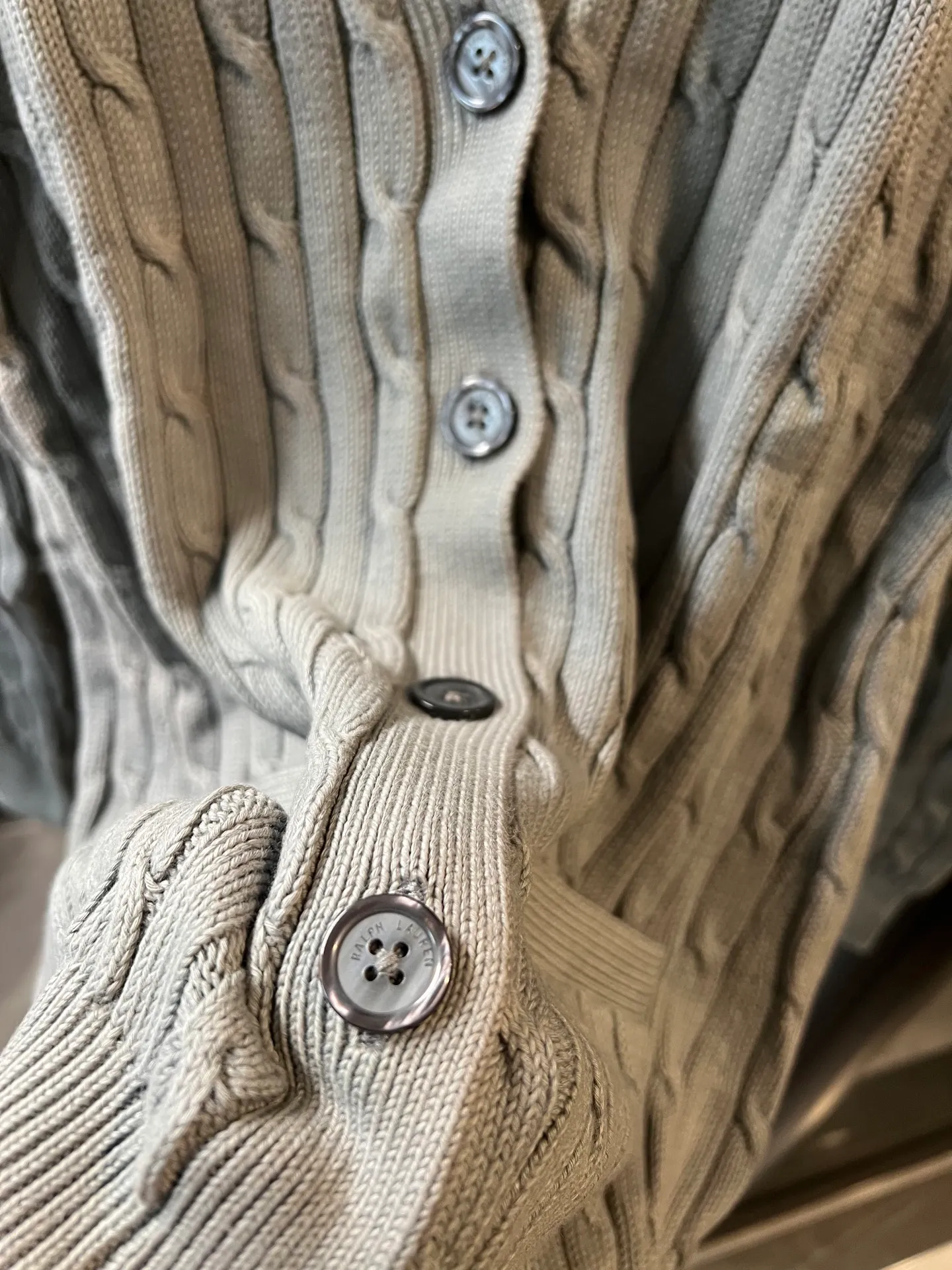 P330 [next day] Rah Lauren 25FW classic war horse embroidered twist cardigan sweater (grey blue) Detailed features · Made of 35% wool content yarn, 35% cashmere, 30% synthetic fiber, machine twisted cable knitted cardigan imported from Germany, molded custom brand logo resin buttons, imported Tajima machine embroidered classic war horse, collar, cuffs and hem thread design, windproof and comfortable Original main mark, washable tag, light luxury, a must-have item for daily commuting for men and women. Check the correct version. Size: s m l xl. Please check picture 9 for detailed sizes.